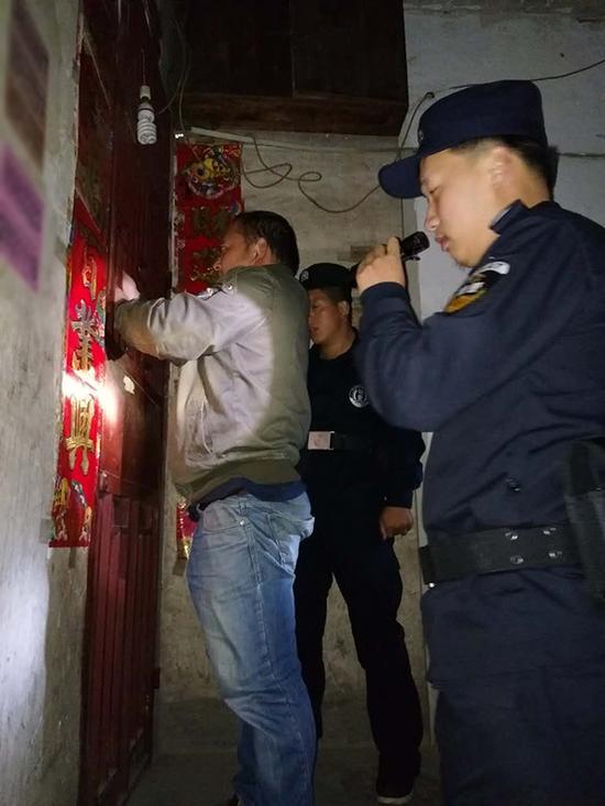 河池地区粗心妈妈误将幼女锁家中 民警全城寻开锁师傅开门